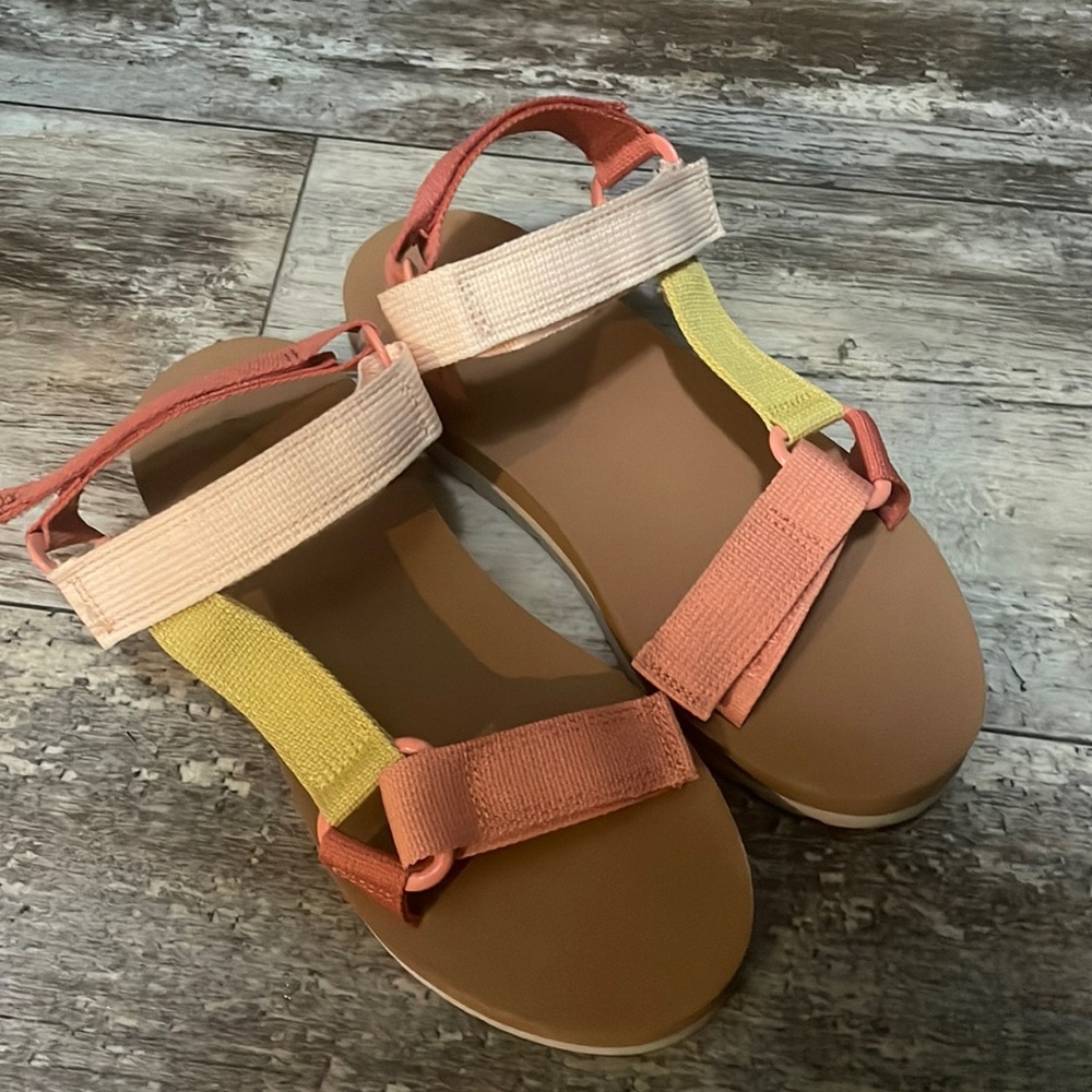 Universal thread strap sandals size 7